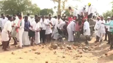 ಸಿಂಧನೂರು: ಸಿಂಧನೂರಿನಲ್ಲಿ ಅಂಬಾಮಠದಲ್ಲಿ 1001 ಕಾಯಿ ಹೊಡೆದು, ಹಂಪನಗೌಡ ಬಾದರ್ಲಿ ಅವರಿಗೆ ಸಚಿವ ಸ್ಥಾನಕ್ಕೆ ಹರಕೆ ತೀರಿಸಿದ ಅಭಿಮಾನಿಗಳು