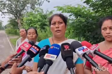 মৰাণ: জৰাজীৰ্ণ হৈ পৰা ঐতিহাসিক বৰফুকন আলি নিৰ্মাণ দাবীত প্ৰতিবাদ সাব্যস্ত কৰি এই মন্তব্য ক্ষোভিত মহিলা