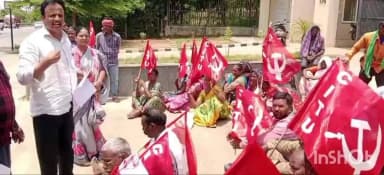 కొత్తగూడెం: కనీస వేతనం ఇస్తామంటూ ఇచ్చిన హామీని అమలు చేయాలని సిఐటియు ఆధ్వర్యంలో గ్రామపంచాయతీ కార్మికులు కలెక్టరేట్ వద్ద ధర్నా