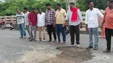 కొత్తగూడెం: కొత్తగూడెం రామవరం పరిధిలోని గోధుమ అవార్డు బ్రిడ్జిపై గుంతలను పూడ్చలని డిమాండ్ చేసిన సిపిఐ నాయకులు,ప్రజాప్రతినిధులు