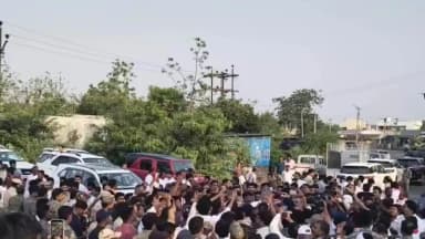 కాటారం: ఓసి టులోకి పోలీసులు అనుమతించకపోవడంతో వెను తిరిగి వెళ్లిన మాజీ మంత్రి హరీష్ రావు