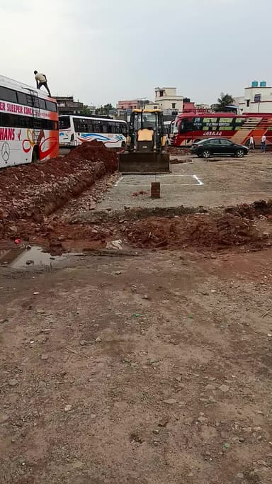 ITI Bus stand me kaam Ho raha hai, shath Hi road bhi jaam ho raha hai