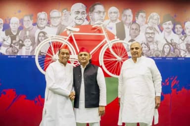 बुढ़ाना विधानसभा अध्यक्ष अकरम खान ने अखिलेश यादव से की मुलाकात के दौरान पार्टी के कई पदाधिकारी एवं कार्यकर्ता भी