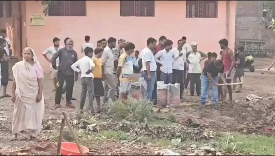 मुख्य कार्यपालन अधिकारी जिला पंचायत भिण्ड श्री वीरसिंह चौहान की उपस्थिति में जल गंगा संवर्धन अभियान के तहत ग्राम पंचायत बाराकला में तालाब की साफ-सफाई और सौंदर्यीकरण कार्य का हुआ शुभारंभ
#CMMadhyaPradesh
#JansamparkMP
Panchayat, Rural Development and Social Welfare Department of Madhya Pradesh
#जल_गंगा_संवर्धन_अभियान_MP
#JalGangaSamvardhan
#भिण्ड
#Bhind