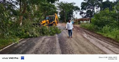 ରାୟଗଡା: ଆନ୍ଧ୍ର ଓଡିଶା ସୀମାନ୍ତରେ କାଳବୈଶାଖୀ ବର୍ଷା ସହ ପବନ :ରାଜ ରାସ୍ତାଉପରେ ପଡ଼ିଥିବା ଗଛକୁ ଜେସିବି ମାଧ୍ୟମରେ ସଫାସୁତୁରା କଲେ କଂଗ୍ରେସ କର୍ମୀ