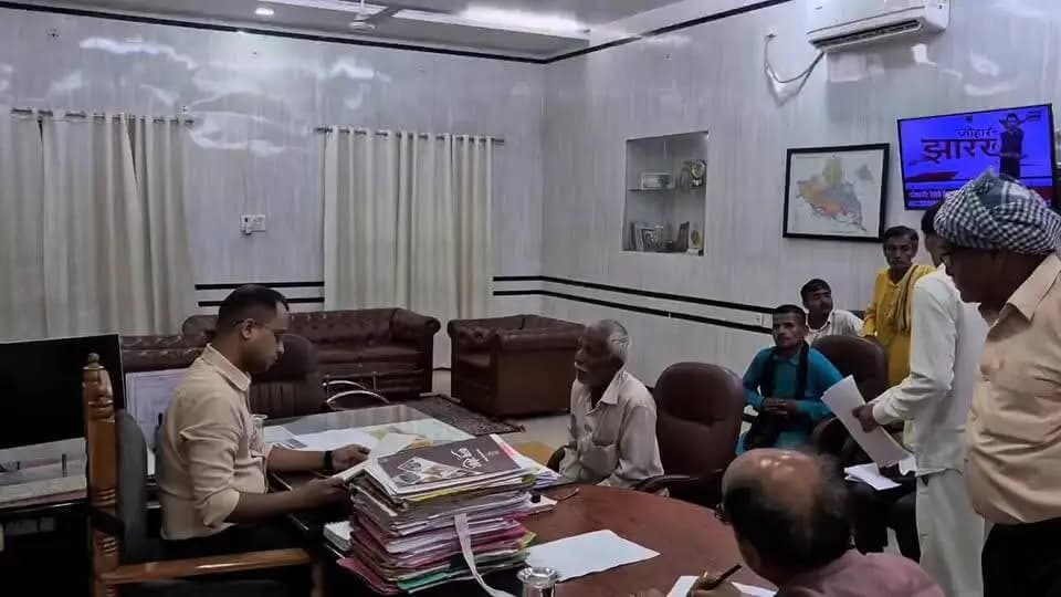 ◆◆ *"सबका सम्मान, जीवन आसान" प्रत्येक सोमवार एवं शुक्रवार को "जनता के दरबार में जिलाधिकारी" , आमलोगों की समस्या के निराकरण हेतु कार्रवाई*
◆◆ *जिलाधिकारी ने आज 72 लोगों की समस्या को सुना, कार्रवाई को लेकर संबंधित अधिकारियों को दिया निदेश*
सारण, 12 जून 2026
◆ सप्ताह के प्रत्येक सोमवार एवं शुक्रवार को जिलाधिकारी आमलोगों से मुलाकात कर उनकी समस्या को सुन रहे हैं। "जनता के दरबार में जिलाधिकारी" कार्यक्रम प्रत्येक सोमवार एवं शुक्रवार को आयोजित किया जा रहा है।
◆ आज जनता दरबार में उपस्थित सभी 72 लोगों की समस्या को जिलाधिकारी ने सुना तथा कार्रवाई को लेकर संबंधित अधिकारियों को आवश्यक निर्देश दिया। जनता दरबार में अधिकांश मामले राजस्व एवं भूमि सुधार विभाग से संबंधित थे।
● दिघवारा के एक आवेदक ने बताया कि उनके घर के 2 कमरों में स्थानीय द्वारा अवैध रूप से ताला लगा दिया गया है. जिलाधिकारी अंचलाधिकारी एवं थाना प्रभारी को जाँच कर कार्रवाई का निदेश दिया.
● मशरक के एक आवेदक ने अगलगी की घटना से संबंधित आपदा अनुग्रह अनुदान की राशि का भुगतान नहीं होने की शिकायत की. जिलाधिकारी ने सहायक आपदा प्रबंधन पदाधिकारी को मामले की जाँच कर अविलम्ब मुआवजे का भुगतान सुनिश्चित कराने को कहा तथा भुगतान में विलंब होने को लेकर CO से स्पष्टीकरण पूछने को कहा.
● सदर प्रखंड के एक आवेदक ने बताया कि करिंगा में उनके खरीदगी की जमीन, जिसका म्यूटेशन भी कराया हुआ है, पर चहारदीवारी निर्माण में स्थानीय लोगों द्वारा बाधा उत्पन्न की जा रही है. जिलाधिकारी ने अनुमंडल पदाधिकारी एवं अनुमंडल पुलिस पदाधिकारी को मामले की सुनवाई कर निराकरण करने को कहा.
● अमनौर के एक आवेदक ने बताया कि एक वार्ड में नल जल योजना बाधित है. जिलाधिकारी ने कार्यपालक अभियंता PHED को अविलंब कार्रवाई का निदेश दिया.
● मशरक के एक आवेदक बताया कि उनके घर के बहुत निकट से बिजली का तार गुजर रहा है जिससे खतरे की आंशका बनी रहती है. जिलाधिकारी ने कार्यपालक अभियंता विद्युत को अविलंब कार्रवाई का निदेश दिया.
◆ अन्य आवेदनों के संदर्भ में भी समस्या के निराकरण के लिये कार्रवाई का निदेश संबंधित अधिकारियों को दिया गया।
#JantaDarbar
#DM
#saran
#chapra
Information & Public Relations Department, Government of Bihar