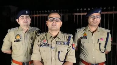 #SaharanpurPolice
#बाईट
➡️आज दिनांक 12.06.2026 को समय लगभग 10:30 बजे के आसपास रात्रि में सूचना मिली कि थाना देवबंद के ग्राम नन्हेड़ा में एक घटना हुई है, जिसमें जयपाल पुत्र गेंदा सिंह नाम के एक व्यक्ति हैं जो कि अपनी लाइसेंसी दोनाली गन लेकर घर पर आ रहे थे ,उसी दौरान प्रीतम कश्यप पुत्र प्रताप सिहं जो कि जयपाल के पडोंसी है, उन दोनों लोगों के बीच किसी बात को लेकर नोक-झोंक हुई और हाथापाई के दौरान जो लाइसेंसी गन थी, उससे फायर हो गया, जिसमें जयपाल को गोली लग गई , जिससे जयपाल की मौके पर ही मृत्यु हो गई।
➡️इस सूचना पर थाना पुलिस एवं उच्चाधिकारीगण तत्काल मौके पहुंचे एवं शव को कब्जे में लेकर पंचायतनामा के कार्यवाही के उपरान्त पोस्टमॉर्टम हेतु मोर्चरी भिजवा दिया गया है। नामित अभियुक्त प्रीतम की गिरफ्तारी हेतु दो टीमों का गठन किया गया है, जो कि बहुत युद्ध स्तर पर उनको तलाश रही हैं। जल्दी ही अभियुक्त की गिरफ्तारी भी सुनिश्चित की जाएगी और इस प्रकरण में वादी से तहरीर लेकर आगे की आवश्यक विधिक कार्रवाई कराई जा रही है। मौके पर शांति व्यवस्था की स्थिति सामान्य है।
➡️जिसके सम्बन्ध में #SSP_सहारनपुर द्वारा दी गई #बाईट
@Uppolice
@adgzonemeerut
@digsaharanpur
