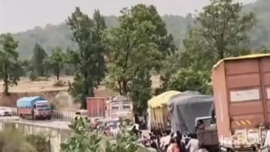 दीपका: लालघाट में जलभराव के कारण हाईवे पर लगा जाम, 108 चालक ने दिखाई मिसाल