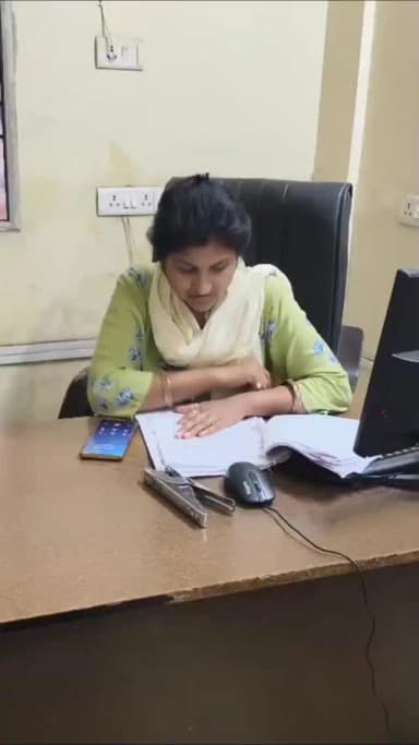 समाधान हुआ तो श्री मोहित लाल कुर्रे के चेहरे पर छाई मुस्कान..
सुशासन तिहार केवल संवाद नही अपितु समाधान का महापर्व भी बना... समाधान शिविरों में प्राप्त आवेदनों का निराकरण भी किया गया साथ ही आवेदक को कॉल कर उनकी समस्या के समधान होने की जानकारी भी दी जा रही है...
#sushasantihar2025 #vishnukasushasan #chhattisgarh #mahasamund
