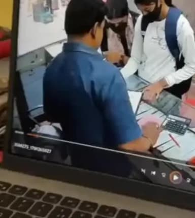 पटना ग्रामीण: ज्वेलरी शॉप में लूट की कोशिश का CCTV फुटेज आया सामने, दुकानदार के मुंह पर स्प्रे मारकर भाग रही थी दो युवती