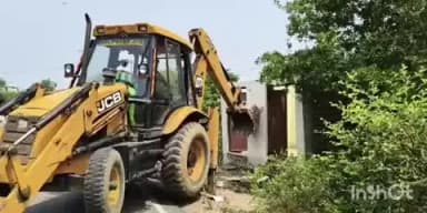 फतुहा: नरैना चौक पर अतिक्रमण हटाओ अभियान के तहत 40 दुकानों पर चला बुलडोजर।