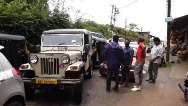 ಮಡಿಕೇರಿ: ಅಬ್ಬಿಫಾಲ್ಸ್ ರಸ್ತೆಯ ಗುಂಡಿಗೆ ಬಿದ್ದ ಕಾರ್,ನಡುರಸ್ತೆಯಲ್ಲೇ ಕಾರಿನ ಚಕ್ರ ಕಳಚಿ ಚಾಲಕನ ಪರದಾಟ