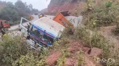ଚମ୍ପୁଆ: କାଲଟା ଘାଟିରେ ୫୨୦ ନମ୍ବର ଜାତୀୟ ରାଜପଥ ଉପରେ ଦୁର୍ଘଟଣା ଗ୍ରସ୍ତ ହେଲା ଟ୍ରଲର