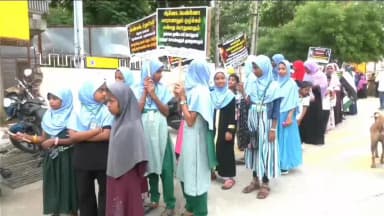 ஈரோடு: கருங்கல்பாளையம் பகுதியில் தமிழகத்தில் பெண்கள் மற்றும் சிறுமிகள் மீதான பாலியல் வன்கொடுமைகளை அதிகரித்து வருவதை கண்டித்து பேரணி நடைபெற்றது
