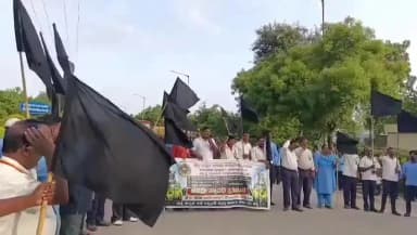 ಲಿಂಗಸೂರು: ಪಟ್ಟಿ ಚಿನ್ನದ ಗಣಿ ಕಾರ್ಮಿಕರು ಕಪ್ಪು ಬಾವುಟ ಹಿಡಿದು ಪ್ರತಿಭಟನೆ : ಆಡಳಿತ,ಸರ್ಕಾರದ ವಿಳಂಬ ನೀತಿಗೆ ಕಾರ್ಮಿಕರ ಖಂಡನೆ
