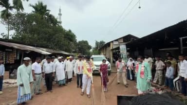 নগাঁও: চামগুৰি সমষ্টিৰ অন্তৰ্গত ৰৌমাৰী ৰূপহী গাওঁ পঞ্চায়তত স্বচ্ছ ভাৰত অভিযান, হাতত ঝাড়ু লৈ কেন্দুগুৰি বজাৰত চাফাই অভিযান