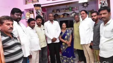 వరంగల్: కాశీబుగ్గలో బి ఆర్ ఎస్ నేత దుబ్బ శ్రీనివాస్ ను పరామర్శించిన మాజీ మంత్రి ఎర్రబెల్లి దయాకర్ రావు