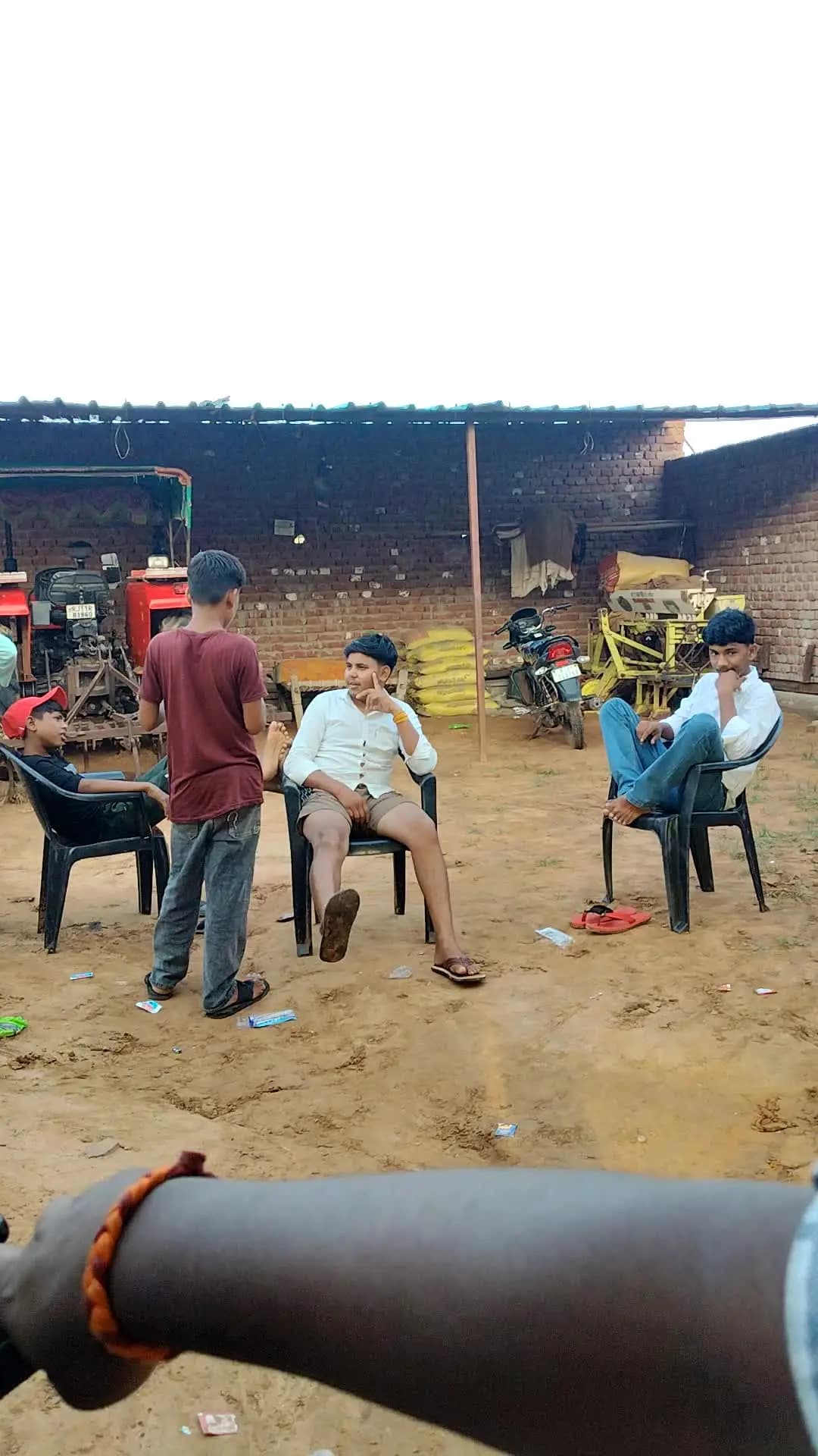 kanchanpur mein kal hui firing ke 2aare mein chal rahi baaten