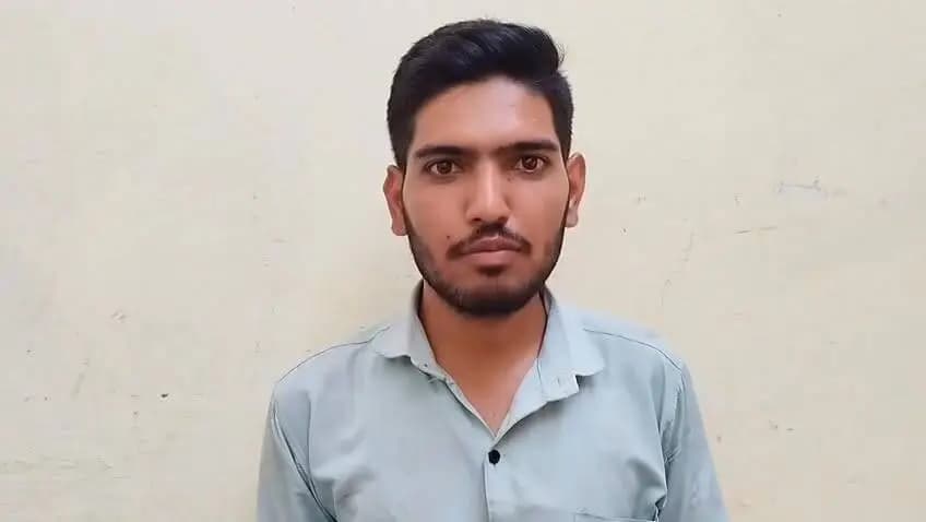 मेरा नाम कपिल विश्वकर्मा है 🙏
PM विश्वकर्मा योजना से शासकीय ITI हरदा में कारपेंटर ट्रेड का प्रशिक्षण लिया। यहां आधुनिक मशीनों और नए औजारों को चलाना सीखा।
पहले सिर्फ हथौड़ी-रंदा था, आज मेरे पास हुनर के साथ आत्मविश्वास भी है। काम में सफाई आई, कमाई बढ़ी।
ये बदलाव सिर्फ मेरा नहीं, देश के लाखों कारीगरों का है।
इसके लिए प्रधानमंत्री श्री नरेंद्र मोदी जी का हृदय से धन्यवाद ❤️
Jansampark Madhya Pradesh
Department of MSME, Madhya Pradesh
Department of Skill Development, Madhya Pradesh
#12YearsOfYuvaShakti
#PMVishwakarmaYojana #Harda #ITI #Carpenter #SkillIndia #हरदा