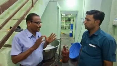 प्रधानमंत्री सूक्ष्म खाद्य उद्यम उन्नयन योजना से श्री इकबाल पटेल ने डेयरी व्यवसाय का किया शुभारंभ।
=
योजना से 22 लाख 95 हजार रुपए का लिया ऋण।
=
योजना अंतर्गत हितग्राही के मिली सब्सीडी।
#देवास
#dewas
#12YearOfSeva
#12YearsOfYuvaShakti https://t.co/hDprzYFtgo