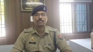 #Aligarhpolice
थाना क्वार्सी- सोशल मीडिया(X) पर एक मीडिया चैनल द्वारा पोस्ट की गई है। उक्त ट्वीट के संबंध में अवगत कराना है कि थाना क्वार्सी पर दिनांक 12-8-2024 को अपराध संख्या 898/24 पंजीकृत कराया गया था। जिसमें क्वार्सी पुलिस द्वारा अभियुक्त को गिरफ्तार कर जेल भेजा गया था। वर्तमान में प्रकरण माननीय न्यायालय में विचाराधीन है।
प्रकरण में एक अभियोग उक्त अभियुक्त के विरुद्ध मुकदमा अपराध संख्या 1249/25 थाना क्वार्सी पर पंजीकृत कराया गया था, जिसमें पुलिस द्वारा मेडिकल रिपोर्ट, सप्लीमेंट्री रिपोर्ट में अंकित साधारण प्रकृति की चोटों व अन्य साक्ष्यों के आधार पर आरोप पत्र माननीय न्यायालय प्रेषित किया जा चुका है।
हाल-फिलहाल में दोनों पक्षों के मध्य कोई भी घटना घटित नहीं हुई है। थाना स्तर पर कोई भी वैधानिक कार्यवाही लंबित नहीं है। प्रकरण में आवश्यक निरोधात्मक कार्यवाही अमल में लाई जा चुकी है।
इस सम्बन्ध में क्षेत्राधिकारी नगर तृतीय श्री सर्वम सिंह द्वारा दी गई बाइट -
#UPPolice
@Uppolice