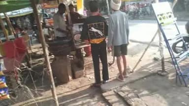 अमृतपुर: राजपुर कस्बे में घरेलू गैस सिलेंडर का अवैध प्रयोग, फिंगर मेमोस की टैलियों में पैकेट के अंदर देखे गए