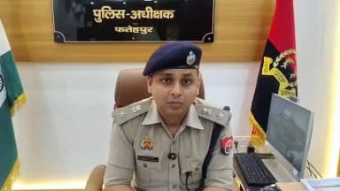 आज प्रातः हसवा चौकी, थाना थरियांव में एक युवक जिसका नाम संदीप यादव है, उम्र करीब 22 वर्ष, वह चौकी पर आता है और उसके द्वारा यह बताया जाता है कि उसके द्वारा कल रात्रि को उसी की बहन को वो ससुराल से उसको लेने गया, जो ससुराल उसका राधानगर थाना क्षेत्र में था और उसको वो अपने मायके जो थरियांव थाना क्षेत्र में है, वहाँ पर लेकर आ रहा था और रास्ते पर उसने अपनी बहन का गला दबाकर हत्या करी और पास के कुएँ में उसकी डेड बॉडी फेंक दी। यह सूचना पाते ही जो स्थानीय पुलिस है, उसने तत्परता दिखाते हुए तुरंत जो परिजन हैं युवती के, उनसे संपर्क किया और उनको ले जाकर घटनास्थल पर गए। घटनास्थल पर शव की बरामदगी हुई। शव की बरामदगी होने के बाद युवती के परिजनों की सूचना पर उसी के भाई के विरुद्ध मुकदमा पंजीकृत हुआ है। अभी तक जितनी भी जाँच हुई है, उसमें यह तथ्य सामने निकल के आए हैं कि इसकी बहन की जो शादी है, जो मृतिका है, उसकी शादी करीब डेढ़ महीने पहले हुई थी और उसका जो संबंध था, वो किसी दूसरे समुदाय के एक युवक के साथ था और इसके भाई को यह अंदेशा था कि वापस से इसकी बहन अपना घर छोड़कर उसी युवक के साथ जा सकती है। दोनों के बीच में बातचीत हुई और बातचीत में जब युवती नहीं मानी और वो अपने ससुराल जाने के लिए तैयार नहीं थी, तभी यह घटना कारित हुई है। उसके भाई ने उसका गला दबाया है, उसके बाद उसकी डेड बॉडी को उसने कुएँ में फेंक दिया है। चूंकि युवक स्वयं ही चौकी पर आया था, तो वो पुलिस की हिरासत में है और इसमें पोस्टमार्टम कराने के बाद अग्रिम कार्रवाई की जा रही है।" उक्त के संबंध में #Spfhr की बाइट।
#uppolice
@Uppolice
@ADGZonPrayagraj
@igrangealld