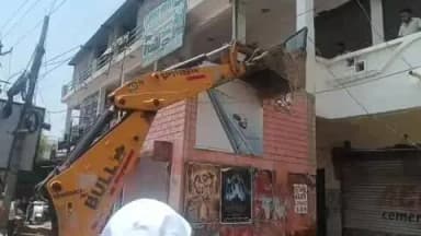 राठ: अम्बेडकर चौराहे पर सड़क चौड़ीकरण एवं सुंदरीकरण अभियान के तहत प्रशासन की संयुक्त टीम ने बुलडोजर चलाकर हटाया अतिक्रमण