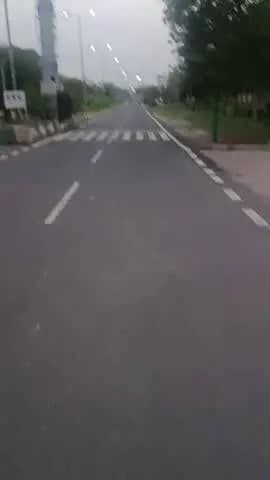 sadak sahi hai aisi sadak honi chahie jisse log Sahi chale tan ke sthaniya