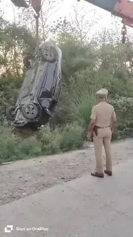 नजीबाबाद: थाना मंडावली क्षेत्र भागू वाला में स्पीड ब्रेकर न दिखने के कारण कार अनियंत्रित होकर सड़क किनारे गड्ढे में पलटी