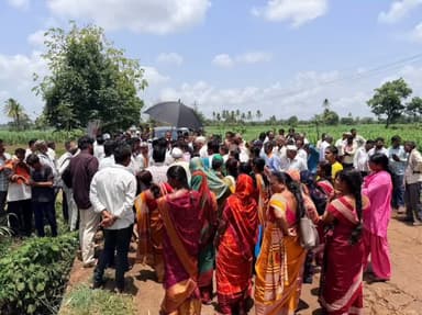 ಬೆಳಗಾವಿ: ಬಸರಿಕಟ್ಟಿ ಗ್ರಾಮದಲ್ಲಿ ಅಭಿವೃದ್ಧಿ ಕಾಮಗಾರಿಗೆ ಚಾಲನೆ ನೀಡಿದ ಶಾಸಕಿ ಲಕ್ಷ್ಮಿ ಹೆಬ್ಬಾಳಕರ