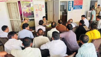गाज़ियाबाद: त्योहारों पर शांति-सौहार्द की अपील, एसीपी प्रियाश्री पाल ने पीस कमेटी की बैठक में वेव सिटी थाने में किया संवाद