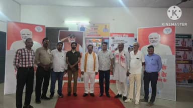 श्री गंगानगर: सूचना केंद्र में आयोजित जिला स्तरीय प्रदर्शनी का अवलोकन माटी कला बोर्ड के अध्यक्ष प्रहलाद टाक ने किया