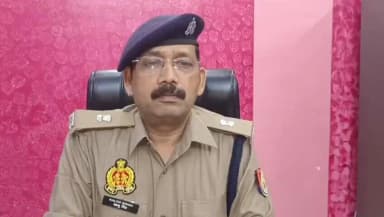 दिनांक 13/06/2026 को थाना कोतवाली पुलिस को सूचना प्राप्त हुई कि वर्णी जैन कॉलेज के पीछे गुरु नानक धर्मशाला के पास एक व्यक्ति पड़ा हुआ है। इस सूचना पर तत्काल कोतवाली पुलिस मौके पर पहुंची। व्यक्ति की पहचान राजकुमार उर्फ छन्नू निवासी गजरा पैलेस सिविल लाइन के रूप में हुई। परिवारजनों की उपस्थिति में व्यक्ति को जिला अस्पताल ले जाया गया, जहां डॉक्टर द्वारा उसे मृत घोषित कर दिया गया। घटना स्थल का निरीक्षण फील्ड यूनिट के साथ-साथ उच्च अधिकारीगण द्वारा भी कर लिया गया है। मृतक की मां की तहरीर के आधार पर सुसंगत धाराओं में मुकदमा पंजीकृत कर आवश्यक विधिक कार्रवाई की जा रही है। घटना में संलिप्त तीन अभियुक्त सम्यक उर्फ राही जैन, गजेंद्र लोधी व गौरव रैकवार को गिरफ्तार कर लिया गया है। पूछताछ करने पर पता चला है कि मृतक व तीनों अभियुक्त सुबह से ही राही जैन के आवास पर शराब पार्टी कर रहे थे। इसी बीच इनके मध्य पैर दबाने को लेकर वाद-विवाद हुआ था। उसी में इन तीनों ने राजकुमार की पीट-पीट कर हत्या कर दी। अपना गुनाह छुपाने के लिए मुख्य आरोपी राही जैन द्वारा मृतक के शव को नीचे लाकर सड़क पर रख दिया, ताकि इसे दुर्घटना का रूप दिया जा सके। पुलिस टीम द्वारा तीनों अभियुक्तगणों के विरुद्ध वैज्ञानिक विधियों का प्रयोग कर फॉरेंसिक व सर्विलांस का प्रयोग करते हुए विवेचना की कार्रवाई की जा रही है। साथ ही इस अपराध को ऑपरेशन कन्विक्शन के तहत चिन्हित कर शीघ्रातिशीघ्र अभियुक्तगणों को अधिकतम सजा की कार्रवाई भी कराई जाएगी, के सम्बन्ध में अपर पुलिस अधीक्षक,ललितपुर श्री कालू सिंह द्वारा दी गयी बाइट ।