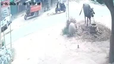 तरबगंज: बंधवा चौराहे पर बाइक सवार दो लोगों ने ई बैटरी रिक्शा चालक को जमकर पीटा, पूरी घटना का सीसीटीवी हुआ वायरल