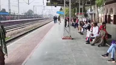सतनाली: सतनाली के गांव नावां रेलवे स्टेशन के पास ट्रेन की चपेट में आने से एक अज्ञात युवक की मौत