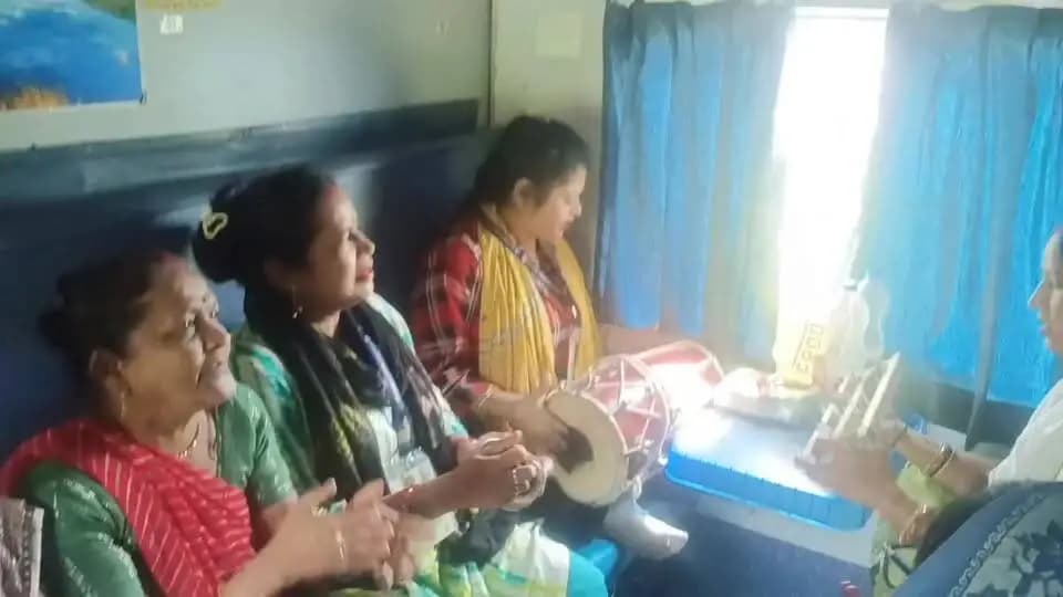 सीहोर जिले के 196 तीर्थ यात्री वैष्णो देवी की तीर्थ यात्रा के लिए रवाना
मुख्यमंत्री तीर्थ दर्शन योजना के अंतर्गत सीहोर जिले के 196 तीर्थ यात्रियों का दल वैष्णो देवी की तीर्थ यात्रा के लिए 13 जून की रात सीहोर रेलवे स्टेशन से विशेष ट्रेन से रवाना। यात्रा के दौरान तीर्थ यात्रियों को किसी भी प्रकार की असुविधा न हो, इसके लिए जिला प्रशासन द्वारा व्यवस्थाएं सुनिश्चित की गई हैं। तीर्थ यात्रियों की सहायता, मार्गदर्शन एवं समन्वय के लिए चार पर्यवेक्षक भी उनके साथ यात्रा में शामिल है।
उल्लेखनीय है कि मुख्यमंत्री तीर्थ दर्शन योजना का उद्देश्य प्रदेश के वरिष्ठ नागरिकों को प्रमुख धार्मिक स्थलों की यात्रा का अवसर उपलब्ध कराना है। योजना के तहत श्रद्धालुओं को सुरक्षित और सुविधाजनक यात्रा की सुविधा प्रदान की जाती है।
#Sehore #VaishnoDevi #TirthYatra #MukhyamantriTirthDarshanYojana #JaiMataDi #SehoreNews #MadhyaPradesh #MPNews #ReligiousTourism #SpiritualJourney #JansamparkMP #SehoreDistrict #TirthYatri #DevotionalJourney #IndiaPilgrimage