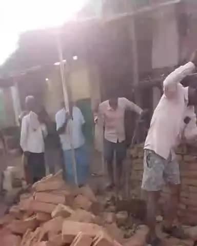 कोलारस: किलाऊनी में नाली की सफाई करते समय सांप ने ग्रामीण को काटा,ग्रामीण की हुई मौत,सांप को मारते हुए का वीडियो वायरल