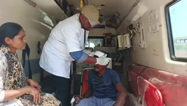 చెన్నూరు: కోటపల్లి మండలంలోని ఏదుళ్ల బంధం గ్రామంలో భూ తగాదాలతో ఓ వృద్ధునిపై దాడి 108 లో ఆసుపత్రికి తరలించిన కుటుంబ సభ్యులు