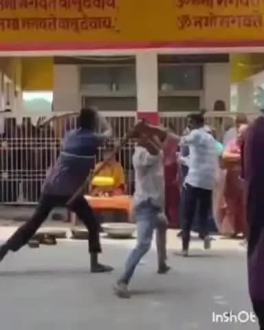 बरहज: देवरिया के बरहज क्षेत्र में बाबा महेंद्र नाथ शिव मंदिर में मारपीट, पुजारी को पीटते वीडियो वायरल, पुलिस जांच में जुटी