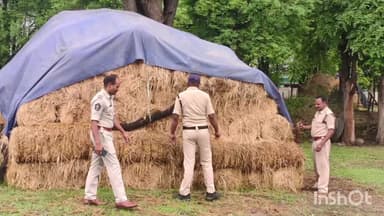 శ్రీశైలం: వెలుగోడు మండలం మోత్కూరు గ్రామంలో కార్డెన్ సెర్చ్ నిర్వహించిన పోలీసులు.20 మద్యం బాటిళ్లు స్వాధీనం.ఒకరిపై కేసు నమోదు