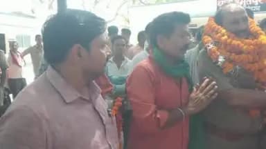 अमृतपुर: अमृतपुर थाना अध्यक्ष की विदाई ढोल-नगाड़े के साथ हुई, संभ्रांत व्यक्तियों ने फूल-मालाओं से की विदाई