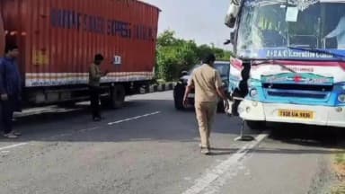 భిక్కనూర్: జంగంపల్లి శివారులో ప్రైవేట్ ట్రావెల్స్ బస్సుతోపాటు మరో ఆర్టీసీ బస్సు ఢీ, తప్పిన ప్రాణాపాయం