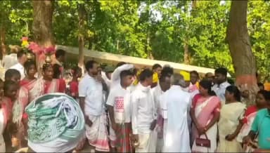 पीरटांड: पारसनाथ में संथाल समाज की सामूहिक पूजा, मरांग बरु से अमन, शांति और भाईचारे की कामना।