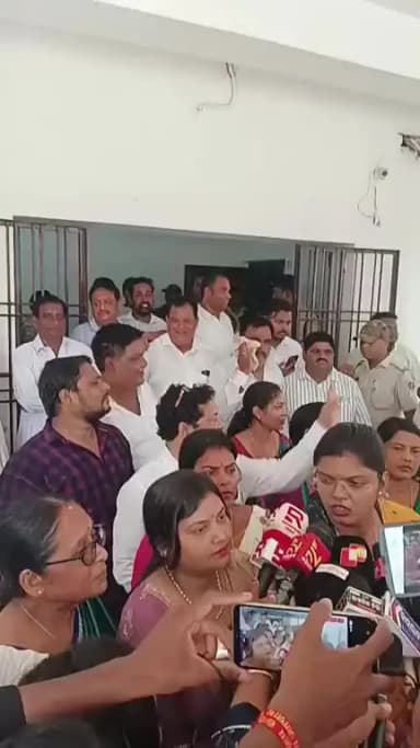 କେନ୍ଦ୍ରାପଡା: ଚାମେଲୀ ଓଝା ପ୍ରସଙ୍ଗରେ ଜିଲ୍ଲାପାଳ ଓ ଏସପିଙ୍କୁ ଭେଟି ପ୍ରତିକ୍ରିୟା ରଖିଲେ ବିଜେଡି ନେତ୍ରୀ ଇପ୍ସିତା ସାହୁ