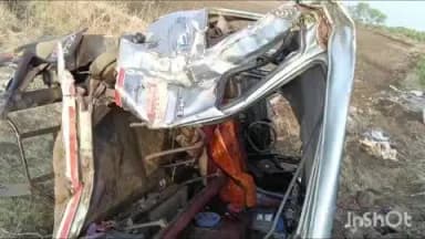 औसा: लातूर-औसा रोडवर मध्यरात्री भीषण अपघात,भरधाव क्रेटाची क्रुझरला पाठीमागून जोरदार धडक; 3 ठार, 17 जखमी
