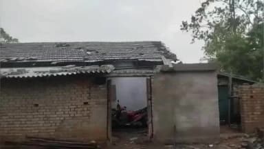 ଦେବଗଡ: ନେତ୍ରାବାହାଳ ଗାଁରେ ବଜ୍ରପାତ ଯୋଗୁଁ ଭାଙ୍ଗିଗଲା ଘରର ଆଜବେଷ୍ଟ ଛାତ, ବ୍ୟାପକ କ୍ଷୟକ୍ଷତି