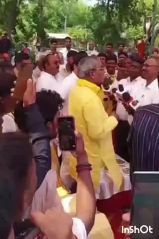 टांडा: प्रभारी मंत्री ओमप्रकाश राजभर ने अग्निकांड पीड़ितों से मिलकर पृथ्वीपुर मईपुर गांव में 5-5 हजार की आर्थिक सहायता दी