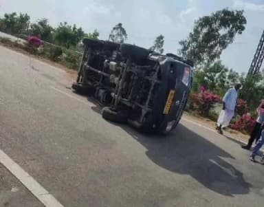 పిట్లం: పిట్లం జాతీయ రహదారి 161 పై రోడ్డుపై అశోక్ లైలాండ్ వాహనం అదుపుతప్పి బోల్తా, డ్రైవర్ కు తప్పిన ప్రాణాపాయం