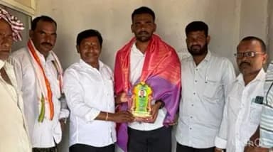 ధర్మపురి: ఇండియన్ అర్మీలో ఉద్యోగం సాధించిన నేరెల్ల గ్రామానికి చెందిన ఇద్దరు యువకులను,
బాసర ఐఐఐటీ లో సీటు సాధించిన అమ్మాయికి సర్పంచ్ సన్మానం